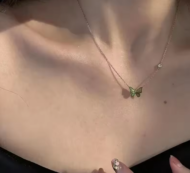 【金属アレルギー対応】色が変わる温感バタフライペンダント REESE