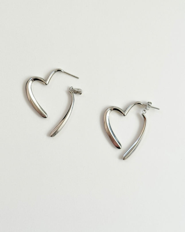 【金属アレルギー対応】揺れるハートピアス TILLY